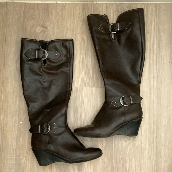 Brown heeled boots. White scuffs and heel scuffs. Very comfortable. - Picture 1 of 2